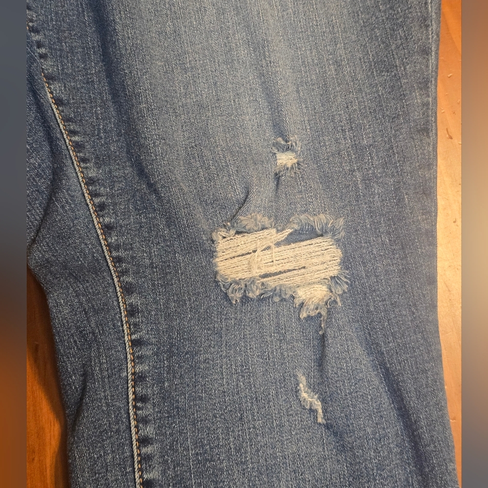 Ava & Viv Women's 18W Distressed Blue Jean Denim Capris - Picture 4 of 10